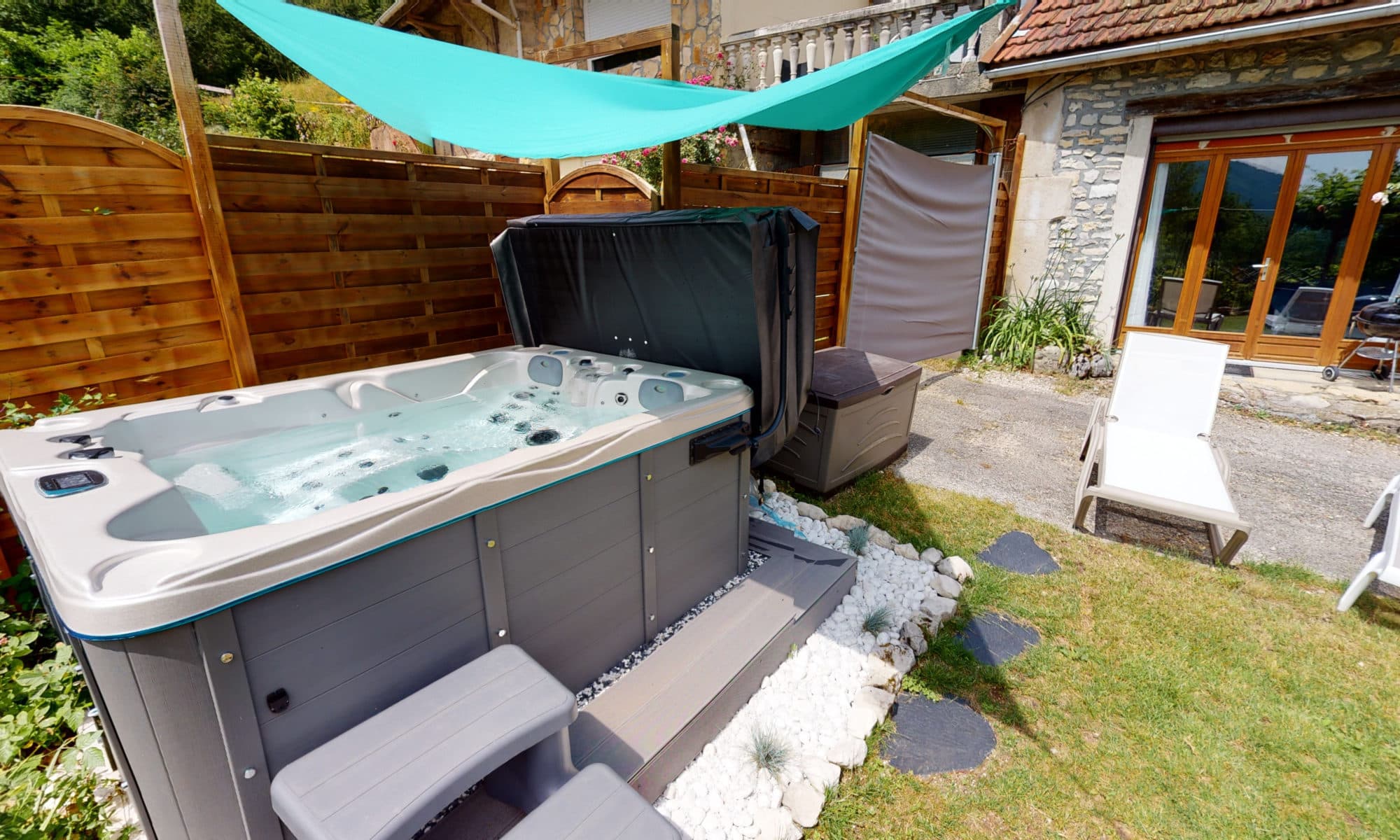 L'Horizon — SPA extérieur, vue panoramique sur le Bugey et les Alpes